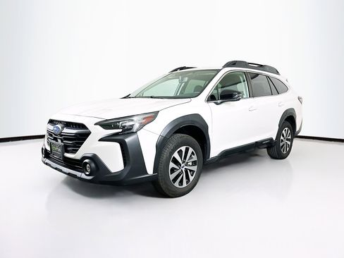Used 2023 Subaru Outback Premium image 3
