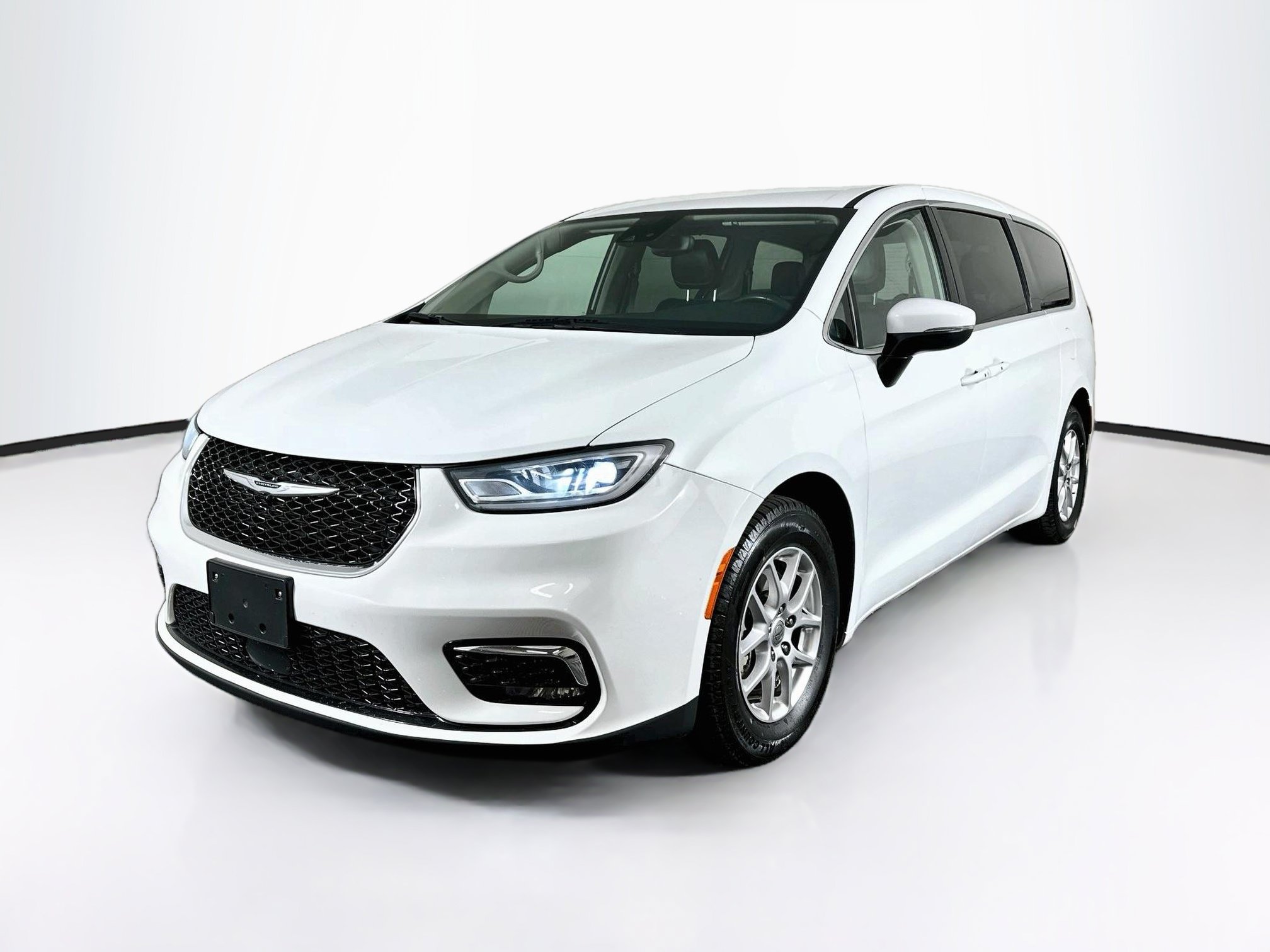 Used 2023 Chrysler Pacifica Touring-L FWD image 3