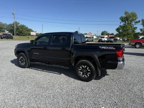 Used 2017 Toyota Tacoma TRD Off-Road w/ Tow Package (A/T) AWD/4WD image 3
