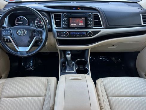 Used 2014 Toyota Highlander Plus FWD image 3