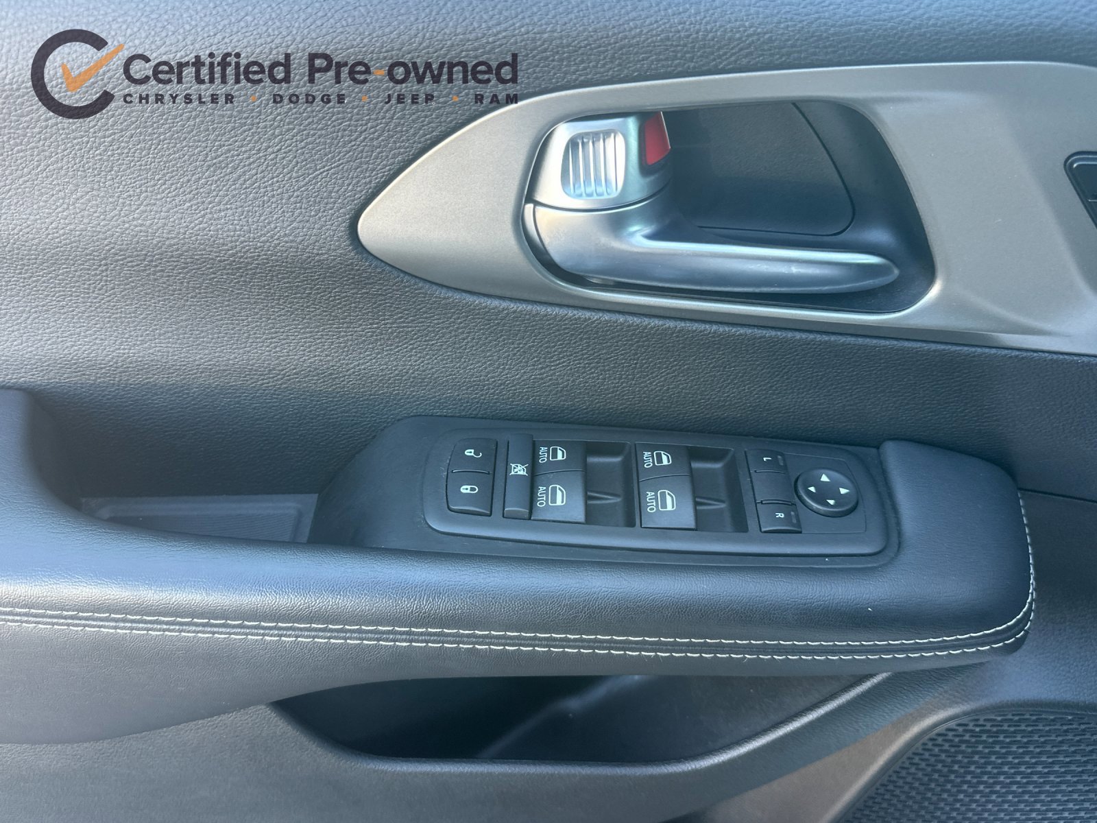 Used 2025 Chrysler Pacifica Select FWD image 12