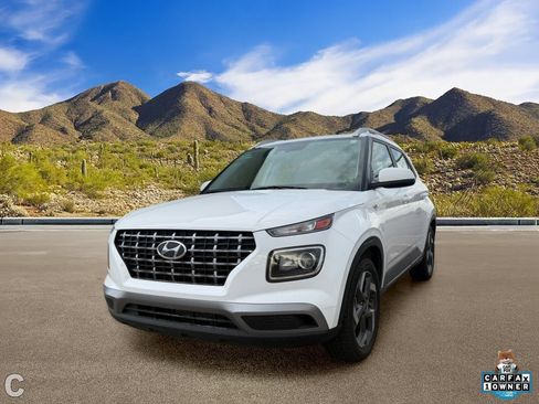 Used 2024 Hyundai Venue SEL FWD image 2
