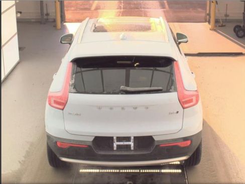 Certified 2025 Volvo XC40 B5 Core image 4