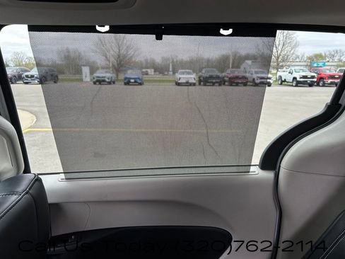 Used 2024 Chrysler Pacifica Touring-L FWD image 39