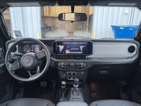 Used 2025 Jeep Gladiator Nighthawk image 9