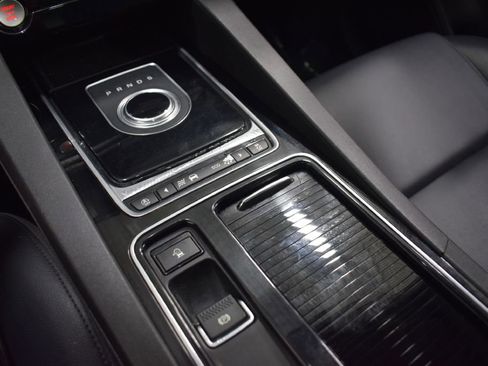 Used 2018 Jaguar F-PACE Premium image 21