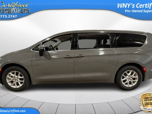 Used 2023 Chrysler Pacifica Touring-L image 9