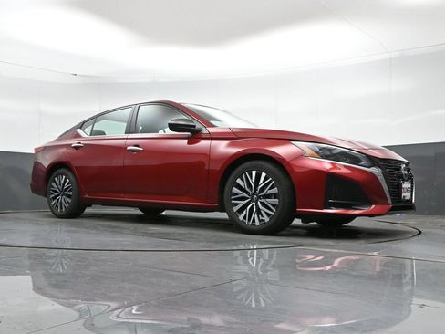 Used 2025 Nissan Altima 2.5 SV FWD image 43