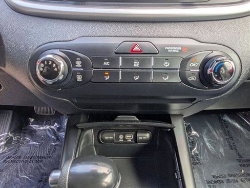 Used 2017 Kia Sorento LX AWD/4WD image 16