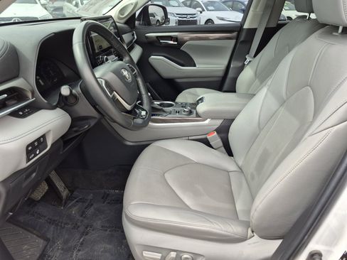 Used 2023 Toyota Highlander Limited image 14