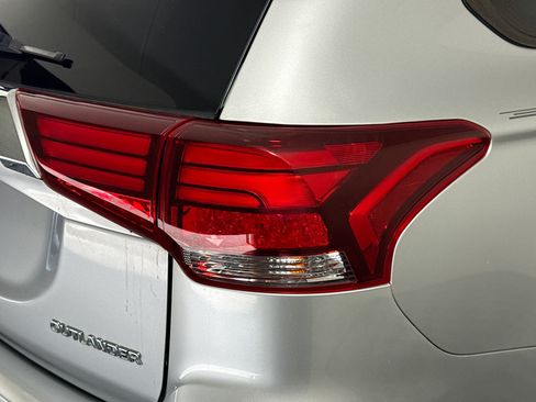 Used 2018 Mitsubishi Outlander ES FWD image 33