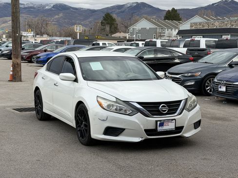 Used 2016 Nissan Altima 2.5 S w/ Power Driver Seat Package FWD image 2