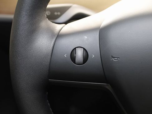 Used 2025 Tesla Model Y Long Range image 34