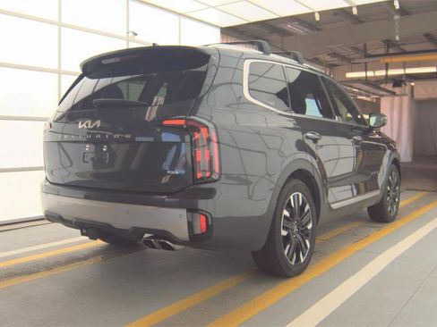 Used 2024 Kia Telluride SX Prestige w/ Towing Package image 2