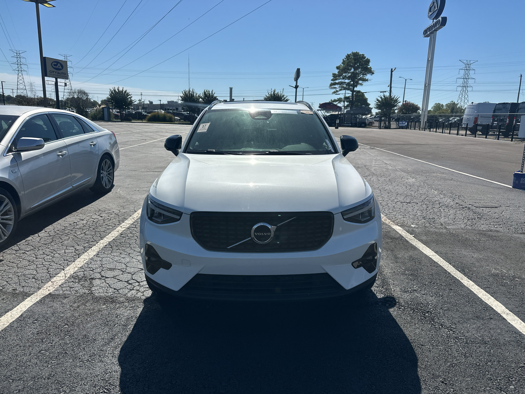 Used 2023 Volvo XC40 B4 Ultimate FWD image 2