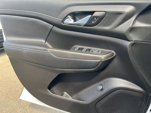 Used 2023 GMC Acadia SLT image 18