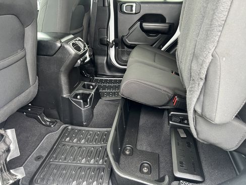 Used 2021 Jeep Gladiator Sport image 16