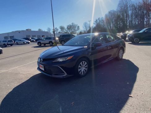 Used 2021 Toyota Camry LE image 5