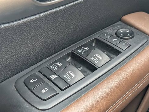 Used 2019 Chrysler Pacifica Limited w/ Tire & Wheel Group image 23