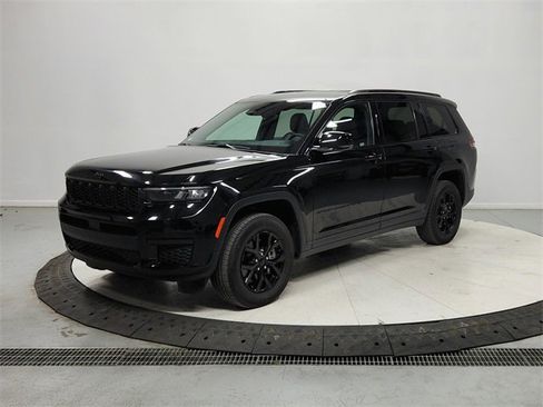 Used 2024 Jeep Grand Cherokee L Laredo image 3