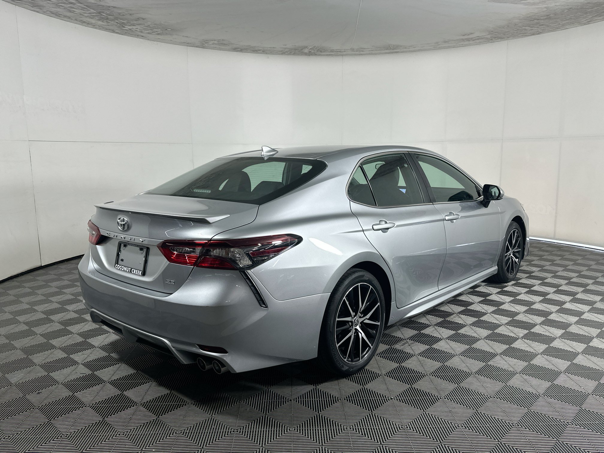 Used 2024 Toyota Camry SE FWD image 3