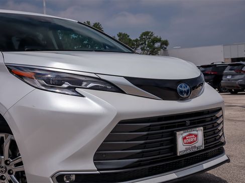 Used 2023 Toyota Sienna Platinum image 3