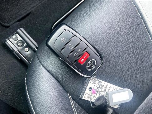 Used 2025 Toyota Camry SE w/ Convenience Package image 14