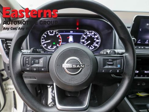 Used 2022 Nissan Rogue SV image 16