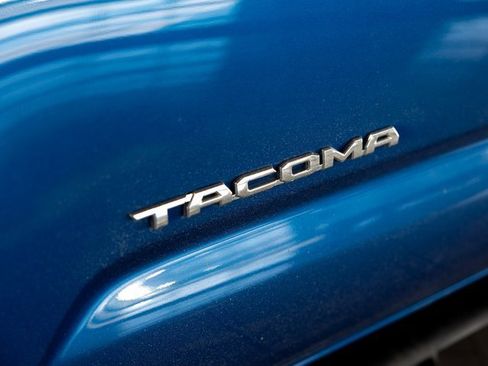 Used 2018 Toyota Tacoma TRD Sport image 5