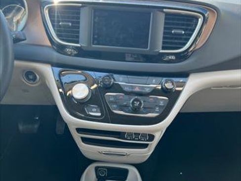 Used 2023 Chrysler Voyager LX image 37