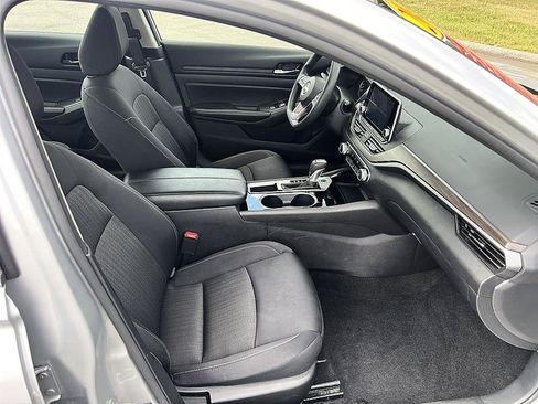 Certified 2024 Nissan Altima 2.5 SV FWD image 17