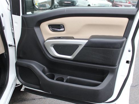 Used 2018 Nissan Titan SV image 35