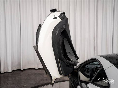 Used 2017 McLaren 570S RWD image 32