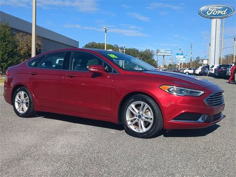 Used 2018 Ford Fusion SE w/ Fusion SE Technology Package image 2