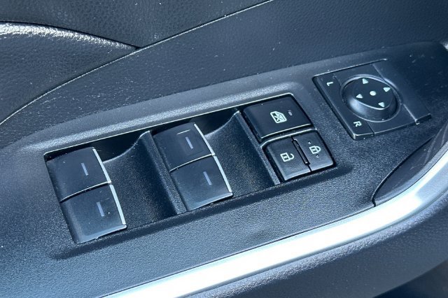 Used 2025 Toyota RAV4 XLE AWD/4WD image 12