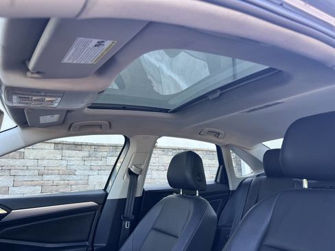 Used 2019 Volkswagen Jetta SE w/ Cold Weather Package image 23