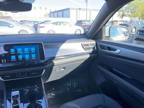 Used 2025 Volkswagen Atlas Cross Sport SE image 37