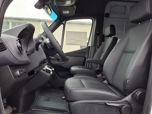 Used 2025 Mercedes-Benz Sprinter 2500 image 19
