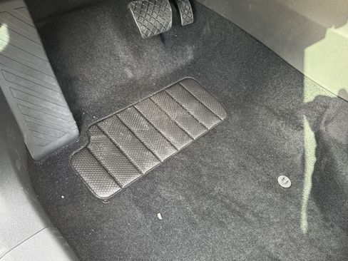 Used 2025 Volkswagen Tiguan SE image 8