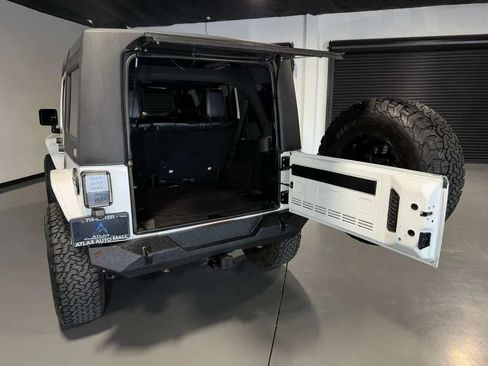 Used 2018 Jeep Wrangler Unlimited Rubicon w/ Connectivity Group AWD/4WD image 12