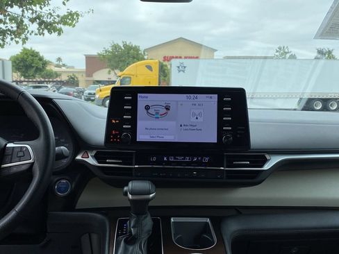 Certified 2023 Toyota Sienna XLE FWD image 30