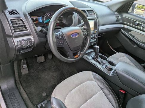 Used 2017 Ford Explorer XLT w/ Equipment Group 202A AWD/4WD image 10
