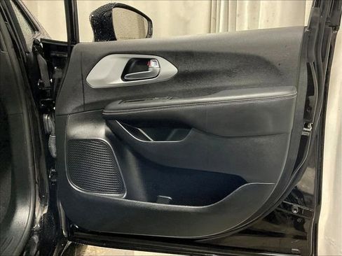 Used 2025 Chrysler Pacifica Limited FWD image 12