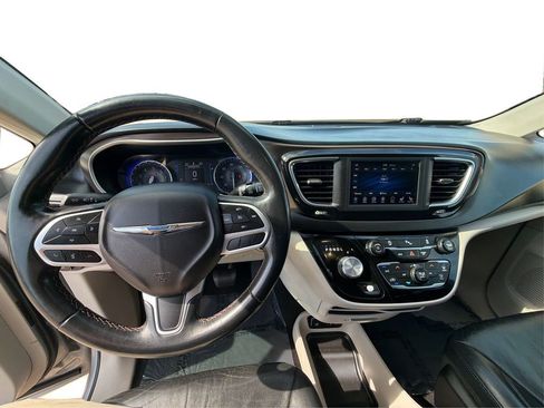 Used 2018 Chrysler Pacifica Touring-L FWD image 28