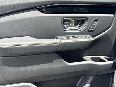 Certified 2025 Honda Pilot TrailSport image 18