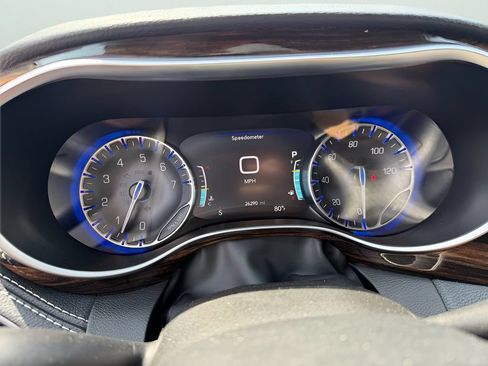 Used 2024 Chrysler Pacifica Limited FWD image 18