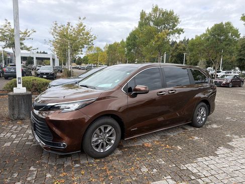 Used 2021 Toyota Sienna XLE AWD/4WD image 1