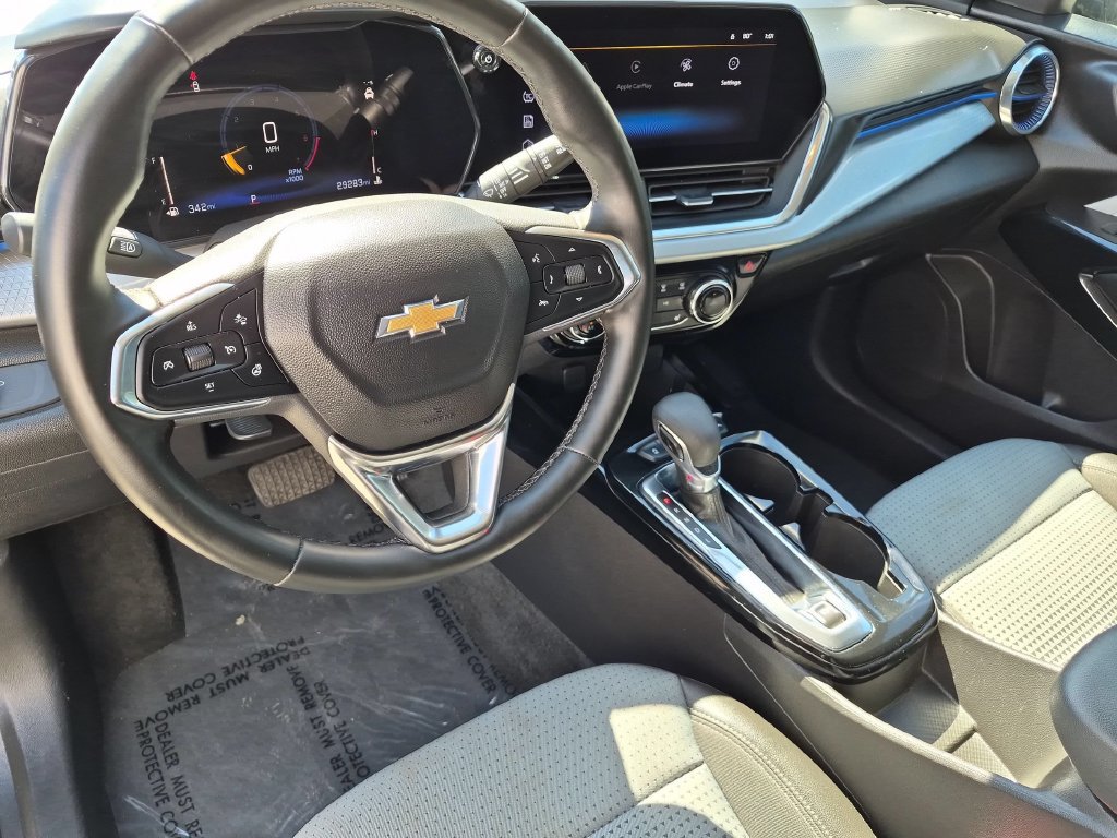 Used 2025 Chevrolet Trax LT w/ LT Convenience Package FWD image 8