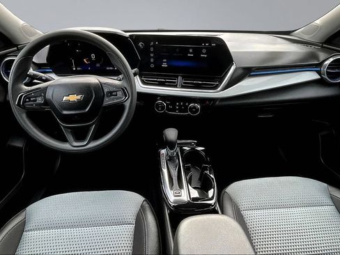 Used 2025 Chevrolet Trax LT FWD image 8