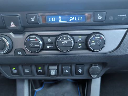 Used 2021 Toyota Tacoma TRD Off-Road w/ TRD Premium Off Road Package AWD/4WD image 20
